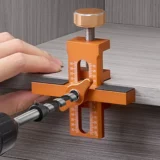 Gabarit de montage de porte d'armoire